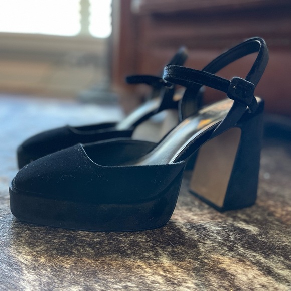 VINCE CAMUTO
Women's Martich Ankle Strap Platform High Heel Pumps Size 11 - Picture 2 of 5